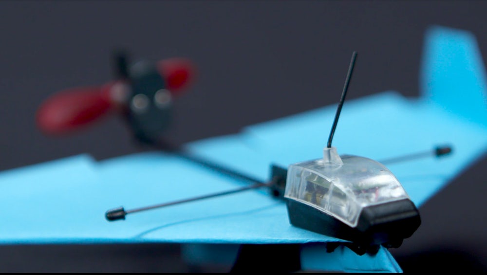 Представлен бумажный самолетик, способный выполнять пилотажные трюки