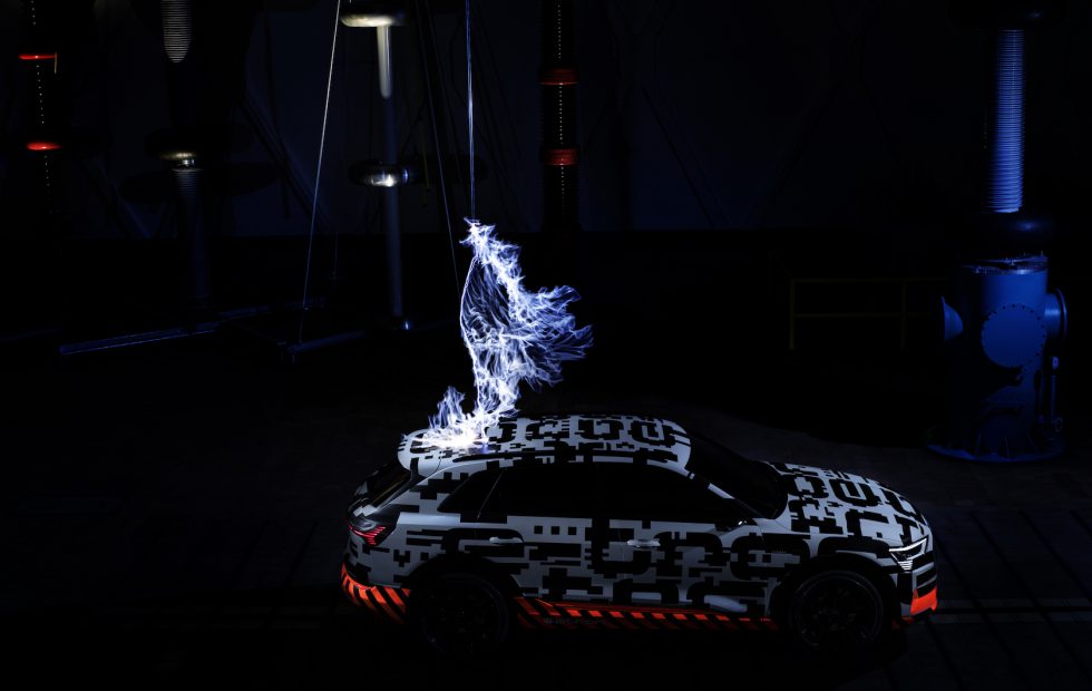 Электрокар Audi e-tron получит систему быстрой зарядки Электрокар Audi e-tron получит систему быстрой зарядки